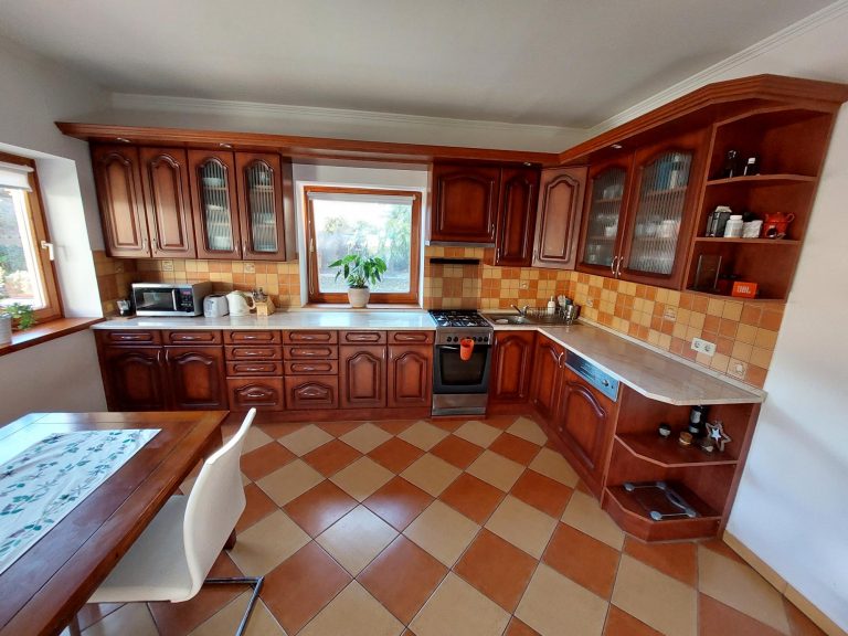 Makó belvárosi mediterrán hangulatú családi ház, rendezett portán, garázzsal eladó!
